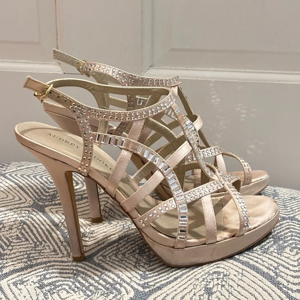 Audrey Brooke Elegant Champagne Strappy Sandals Crystal Embellishments Size 9.5 - Picture 2 of 5